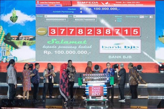 Nasabah bank bjb Dapat Ratusan Juta Rupiah pada Undian Simpeda di Pontianak - JPNN.COM