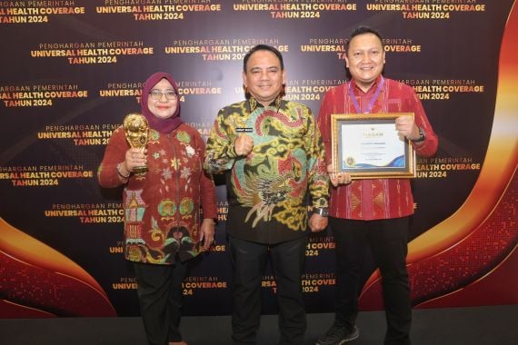 Pemprov Sultra Terima Penghargaan Universal Health Coverage Award 2024 - JPNN.COM