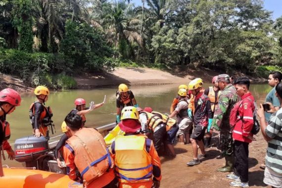 Balita Terseret Arus Sungai di Agam Ditemukan Sudah Meninggal Dunia - JPNN.COM