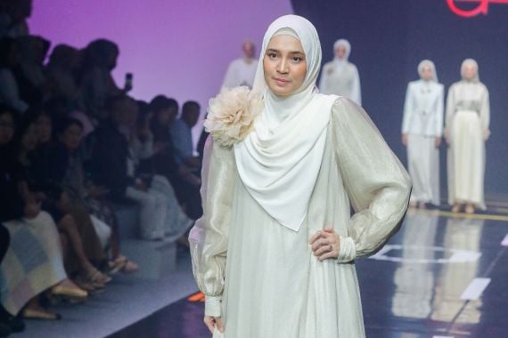 Jadi Muse Nobby, Dhini Aminarti Tampil Elegan di atas Panggung Muffest 2024 - JPNN.COM