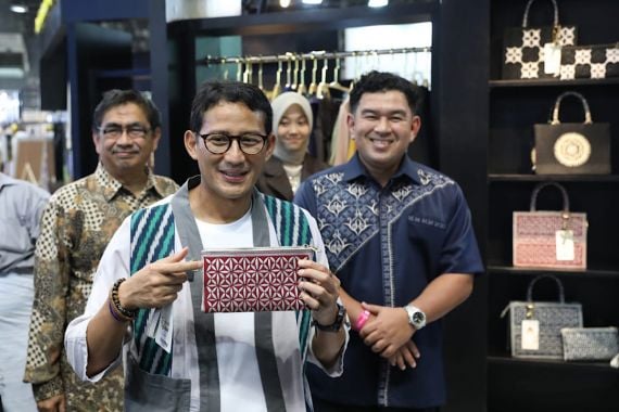 Sandiaga Kagum dengan Karya Anak Muda Aceh saat Kunjung Both AMANAH di Muffest - JPNN.COM