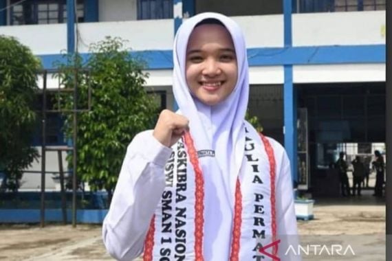 Gadis Berprestasi dari Minang Pembawa Baki Bendera pada HUT ke-79 RI, Namanya Maulia - JPNN.COM