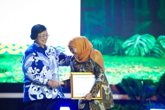 Peduli Mangrove, Khofifah Meraih Penghargaan dari KLHK - JPNN.COM