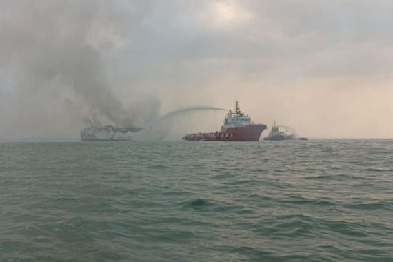 KM Kirana I Terbakar di Perairan Semarang, Seluruh Kru Berhasil Dievakuasi - JPNN.COM