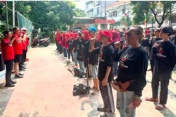 Peduli Lingkungan, PDIP Jakarta Utara Bersihkan Sampah di Pasar Rajawali - JPNN.COM