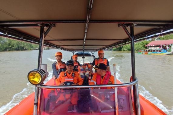 Jembatan Lalan Ambruk, Basarnas Palembang Terjunkan Dua Tim Cari Lima Korban Hilang - JPNN.COM