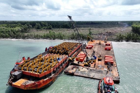 Haji Isam Kembali Datangkan 264 Excavator untuk Projects Cetak Sawah di Papua - JPNN.COM