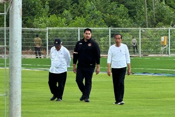 Presiden Jokowi dan Menpora Dito Cek Pembangunan Training Center IKN - JPNN.COM