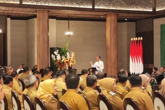 Kumpulkan Gubernur se-Indonesia, Jokowi: Selamat Datang di IKN - JPNN.COM