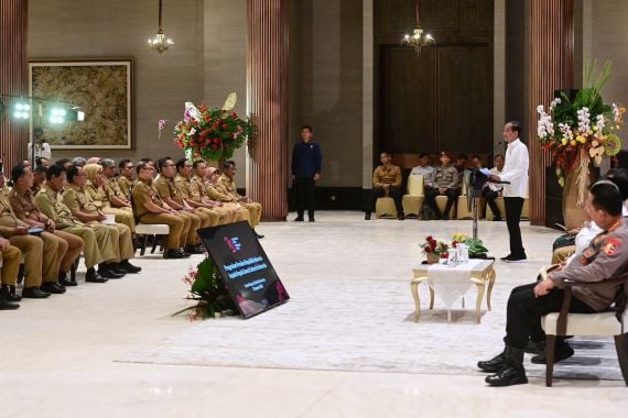 Jokowi Minta Kepala Daerah Jaga Keamanan Menjelang Pilkada Serentak - JPNN.COM