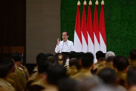 10 Tahun Menempati Istana Jakarta & Bogor, Jokowi Bilang Bau Kolonial - JPNN.COM