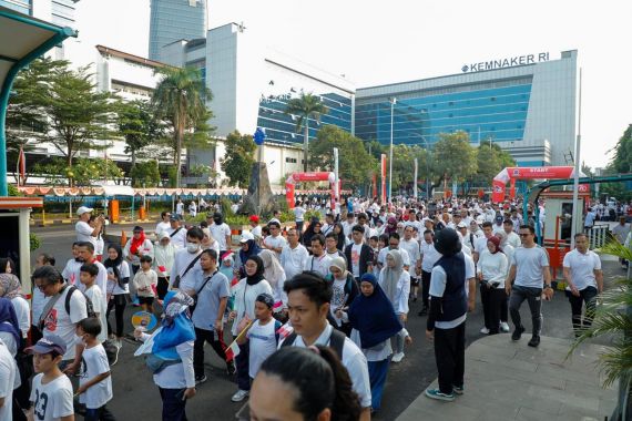 Gelar Jalan Sehat Menyambut HUT RI dan Kemnaker, Ini Harapan Menteri Ida Fauziyah - JPNN.COM