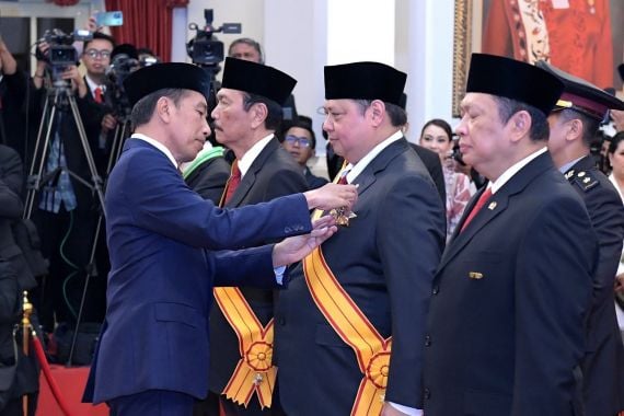 Terima Tanda Kehormatan dari Presiden, Menko Airlangga: Terima kasih - JPNN.COM