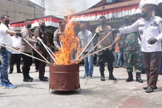 Polres Siak Klaim Selamatkan 14.000 Jiwa Setelah Musnahkan 7 Kg Ganja - JPNN.COM