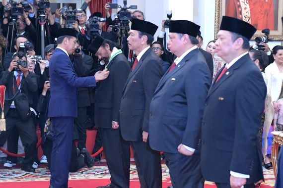 Jokowi Anugerahkan Tanda Jasa & Kehormatan kepada 64 Tokoh, Ada Bahlil hingga Budi Arie - JPNN.COM