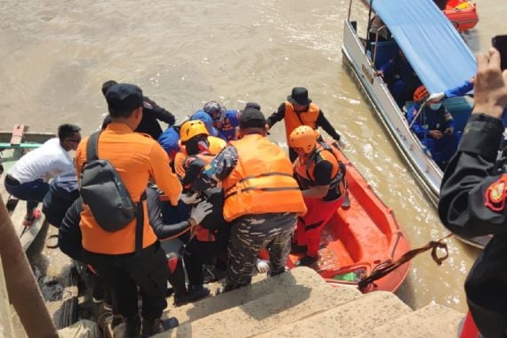 Korban Kelima Tragedi Ambruknya Jembatan Lalan Ditemukan Tim SAR Gabungan - JPNN.COM