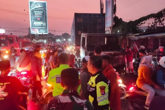 Sopir Truk Mabuk Tabrak 2 Pengendara Motor di Serang, Satu Orang Tewas - JPNN.COM