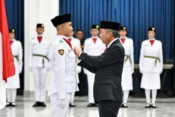 Pemprov Jabar Kukuhkan 52 Anggota Paskibraka, Tak Ada Aturan Lepas Hijab  - JPNN.COM