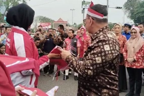 HUT ke-79 RI, Pj Wali Kota Palembang Bagikan 3.000 Bendera Merah Putih kepada Warga - JPNN.COM