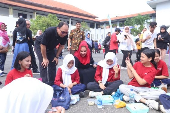 Mbak Ita Uji Coba Makan Bergizi Gratis Program Prabowo-Gibran di Semarang - JPNN.COM