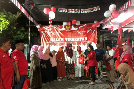 Laskar Ngawi Berbagi Sembako pada Malam Tirakatan 17 Agustus di Kauman - JPNN.COM