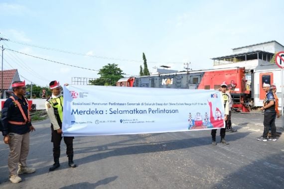 Sambut HUT ke-79 RI, KAI Divre III dan Pencinta Kereta Api Sosialisasi Keselamatan di Perlintasan - JPNN.COM