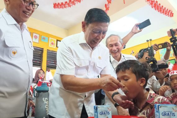 Tengok Makan Siang Gratis di Kota Cilegon, Wiranto Menyuapi Anak SD - JPNN.COM