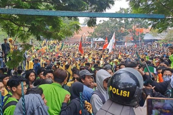 Belasan Mahasiswa yang Demo Tolak RUU Pilkada di DPRD Jateng Dilarikan ke RS - JPNN.COM