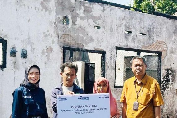 BRINS Serahkan Pembayarean Klaim Korban Kebakaran di Probolinggo - JPNN.COM