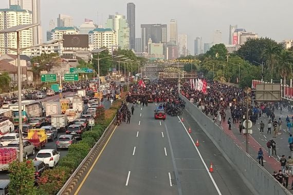 Sempat Ricuh, Massa di Depan Gedung DPR RI Nyanyikan Lagu Indonesia Pusaka - JPNN.COM