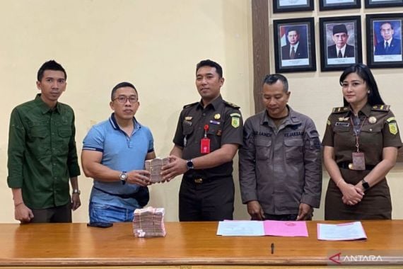 Terpidana Korupsi Tambang Serahkan Uang Kerugian Negara ke Kejari Lombok Timur - JPNN.COM