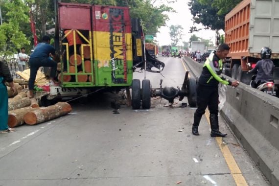 Pasutri Penjual Sayur Meninggal Tertimpa Truk Bermuatan Kayu Gelondongan di Semarang - JPNN.COM