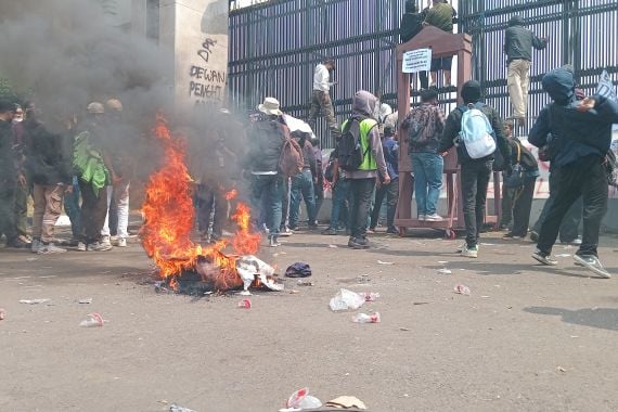 Massa Makin Bertambah, Mulai Bakar Ban hingga Spanduk di Pagar Gedung DPR - JPNN.COM