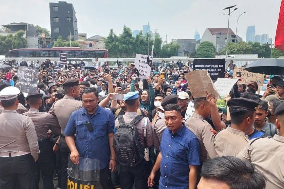 Massa Bernyanyi dengan Lantang 25 Jigo, 25 Jigo, DPR Bego - JPNN.COM