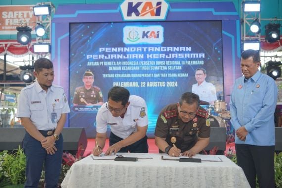 Tingkatkan Efektivitas Pelaksaan Tugas, KAI Divre III Palembang-Kejati Sumsel Teken Perjanjian Kerja Sama - JPNN.COM