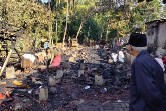 Puluhan Kamar Santri Ponpes Mutaalimin Pandeglang Hangus Terbakar - JPNN.COM