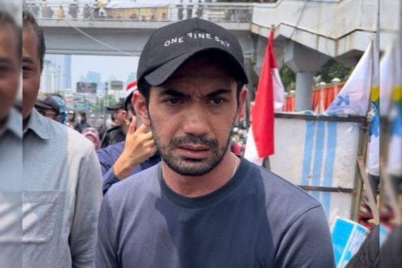 Reza Rahadian hingga Bintang Emon Gabung Unjuk Rasa #KawalPutusanMK di Depan DPR - JPNN.COM