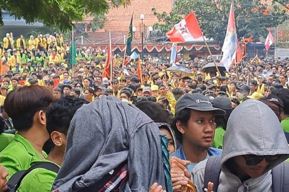 Ribuan Mahasiswa Semarang Geruduk Kantor Gubernur Jateng, Tolak RUU Pilkada - JPNN.COM