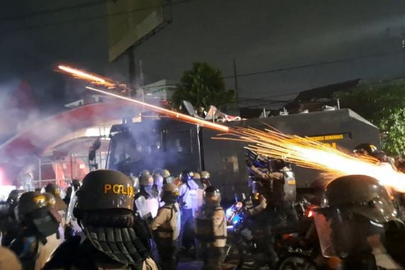 Polisi Menembakkan Gas Air Mata Untuk Bubarkan Demo Mahasiswa di Semarang - JPNN.COM