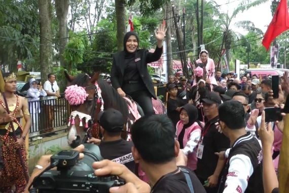 Mendaftar ke KPU Palembang, Fitrianti-Nandriani Menunggangi Kuda Jenis G - JPNN.COM