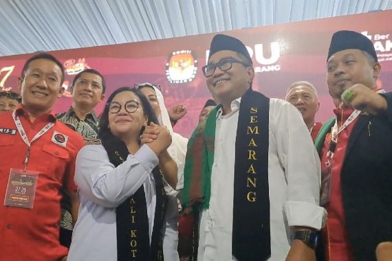 Ribuan Kader PDIP Mengantar Agustina-Iswar Mendaftar ke KPU Kota Semarang - JPNN.COM