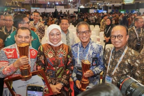 Dapat Predikat Perusahaan Terbaik, Pupuk Kaltim Raih 3 Penghargaan Naker Award 2024 - JPNN.COM