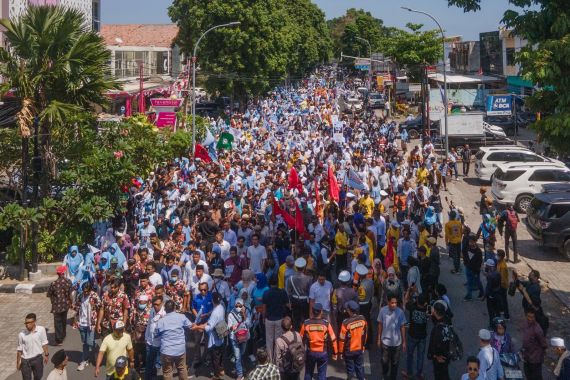 Iqbal-Dinda Mendaftar di KPUD NTB, Diantar Ribuan Pendukung dan Simpatisan - JPNN.COM