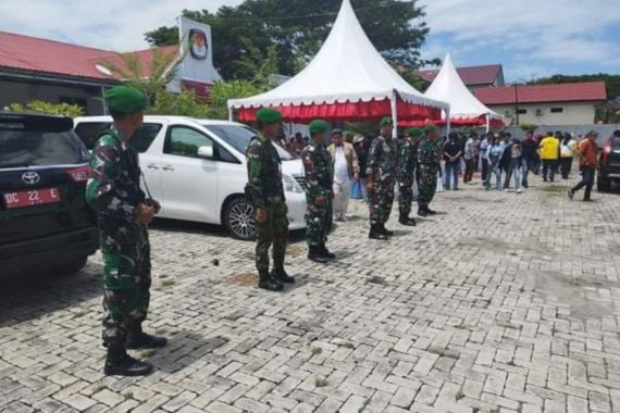 117 Prajurit TNI Kawal Pendaftaran Calon Kepala Daerah di Pasangkayu - JPNN.COM