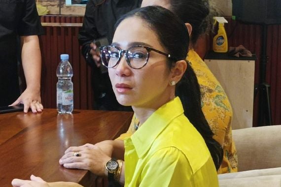 Ditipu Rp 15 Miliar, Bunga Zainal Sampaikan Pesan Ini kepada Pelaku - JPNN.COM