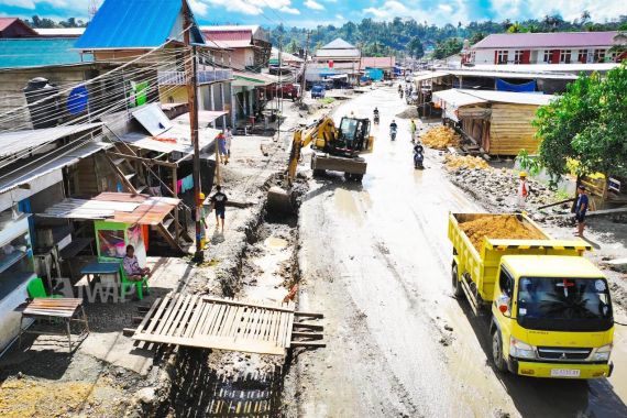 Perbaikan Jalan Nasional di Halmahera Tengah Terus Berlanjut - JPNN.COM