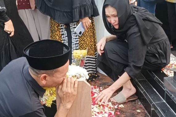 Termenung di Samping Pusara Keponakan, Ayu Ting Ting Sampaikan Ini - JPNN.COM