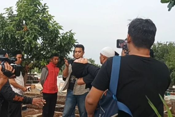 Tak Berhenti Menangis, Ibunda Ayu Ting Ting Pingsan seusai Pemakaman Sang Cucu - JPNN.COM