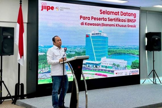 BNSP Gelar Sertifikasi Kompetensi Tenaga Kerja di KEK JIIPE Gresik - JPNN.COM