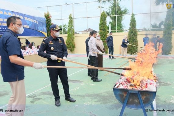 Ini Wujud Komitmen Kanwil Bea Cukai Aceh Berantas Peredaran Rokok Ilegal di Indonesia - JPNN.COM